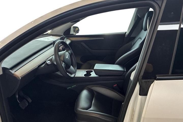 Hvid Tesla Model Y fra 2023