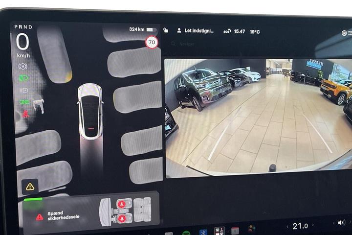 Hvid Tesla Model Y fra 2023