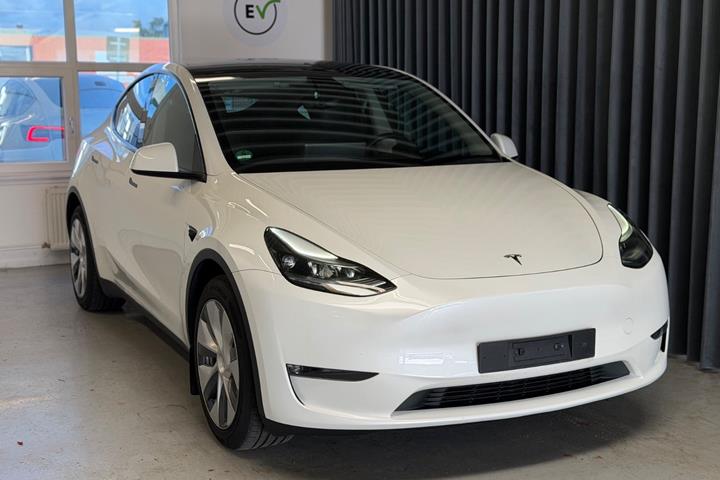 Hvid Tesla Model Y fra 2023