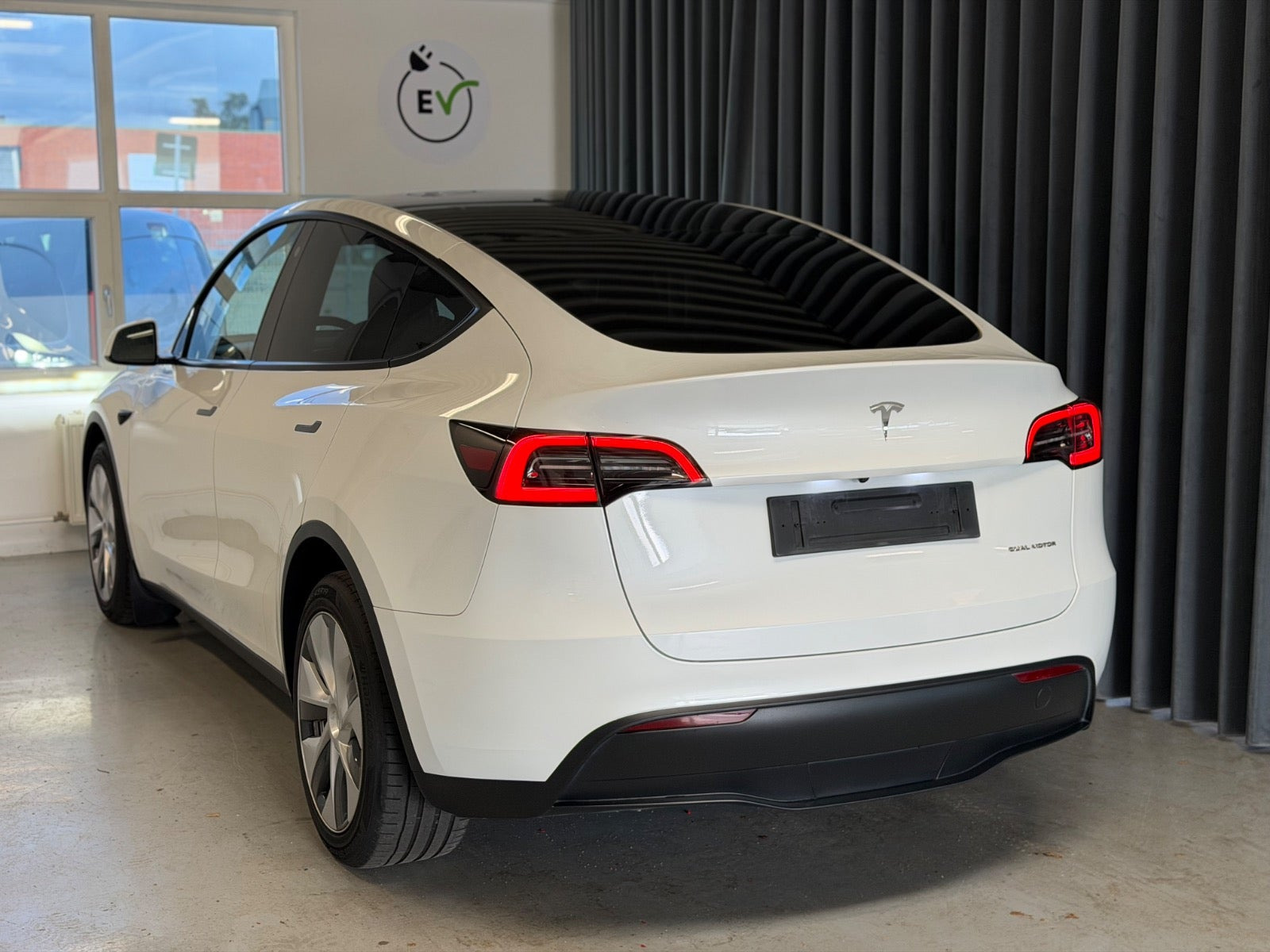 Hvid Tesla Model Y fra 2023