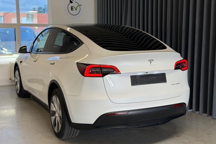 Hvid Tesla Model Y fra 2023