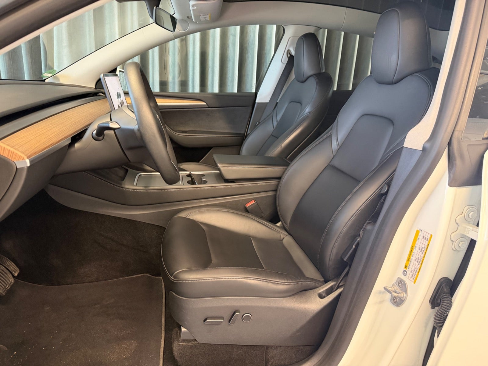 Hvid Tesla Model Y fra 2023