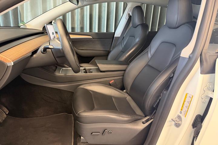 Hvid Tesla Model Y fra 2023