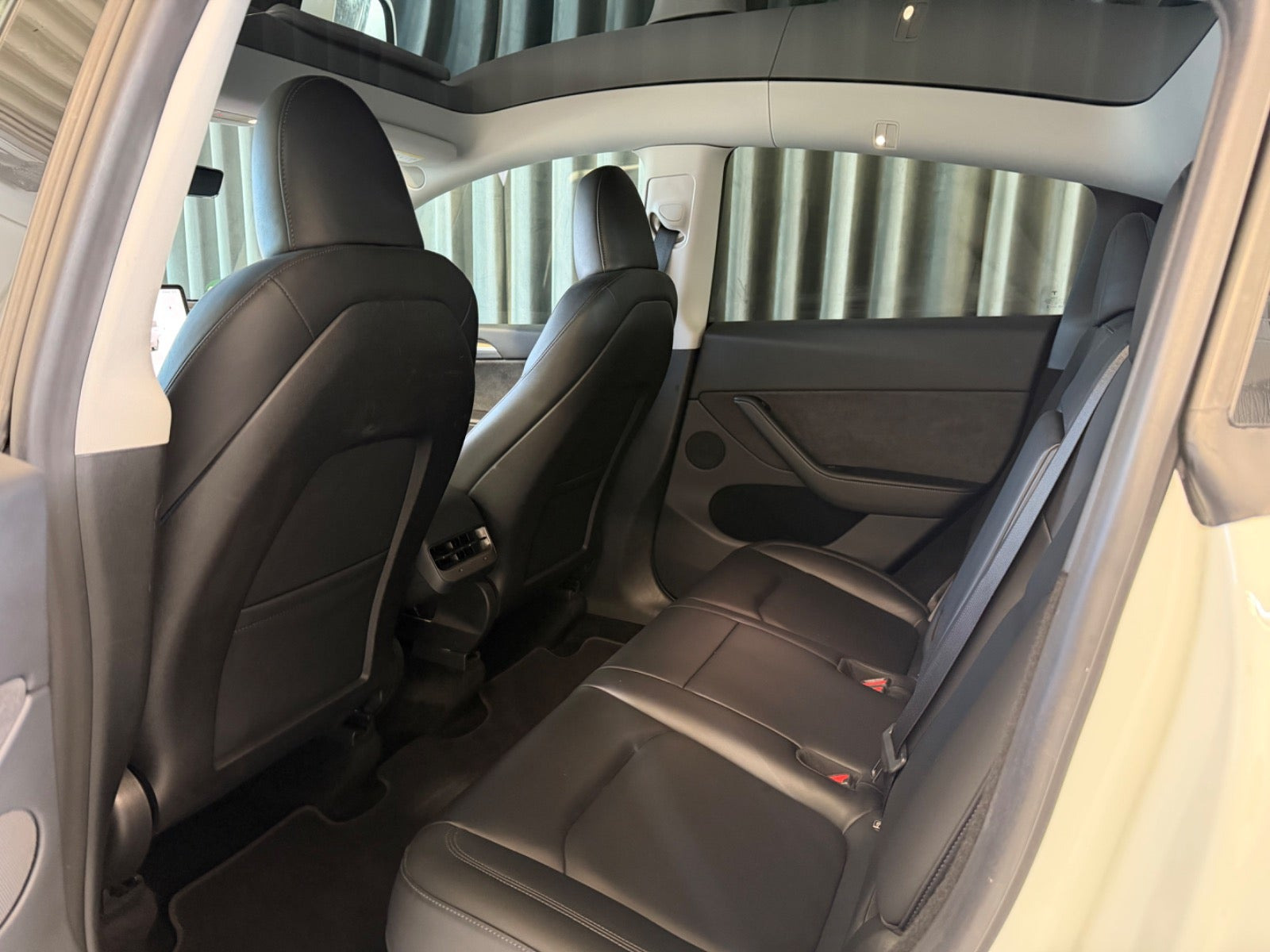 Hvid Tesla Model Y fra 2023