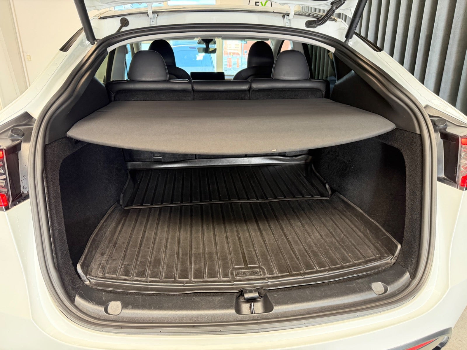 Hvid Tesla Model Y fra 2023