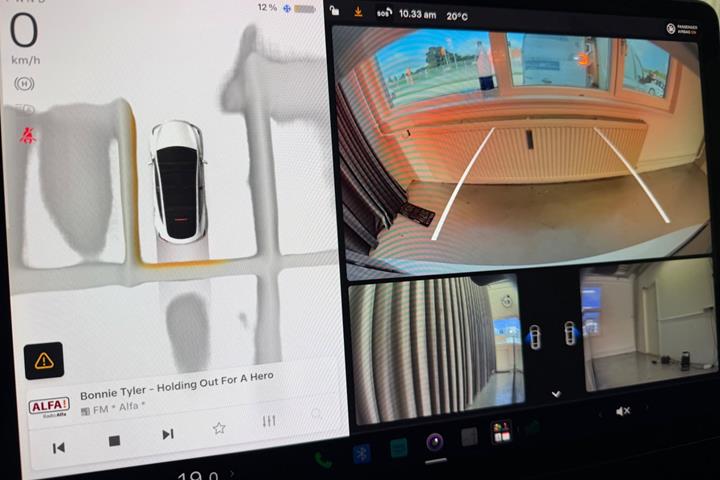 Hvid Tesla Model Y fra 2023