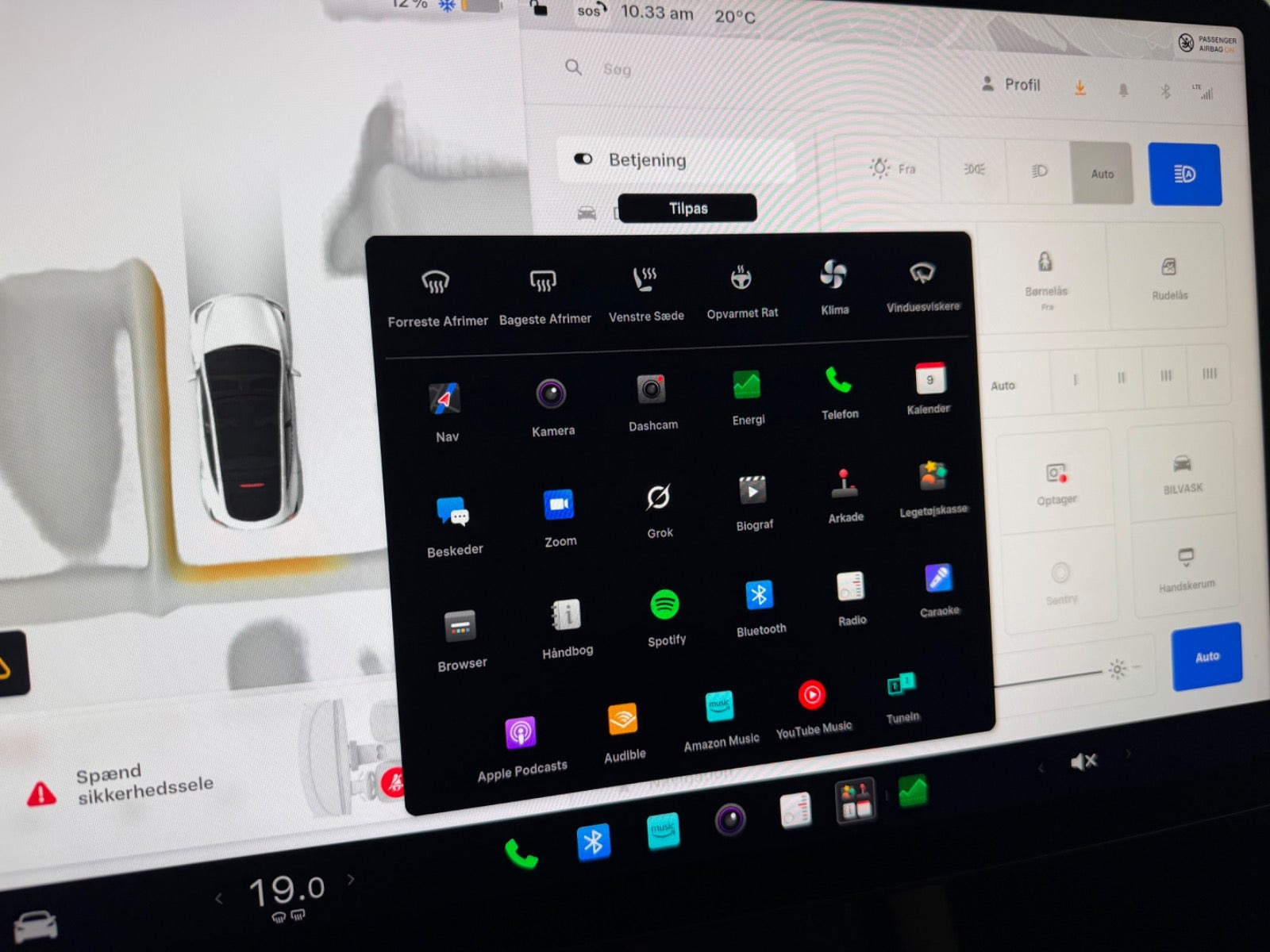Hvid Tesla Model Y fra 2023