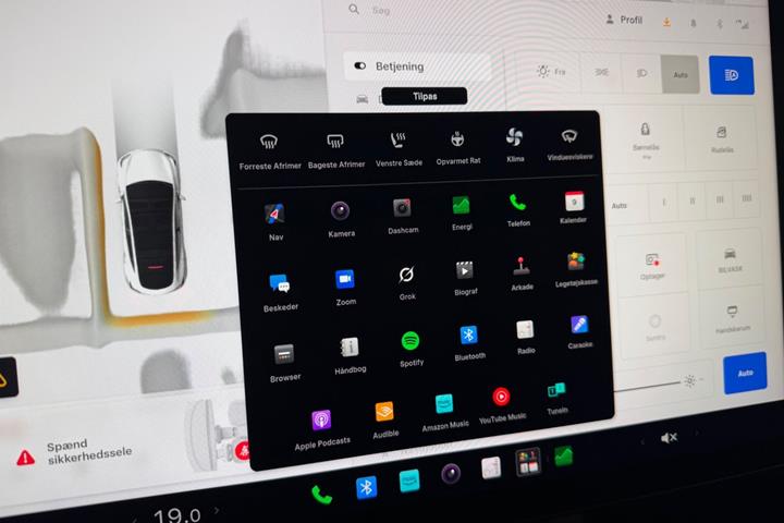 Hvid Tesla Model Y fra 2023