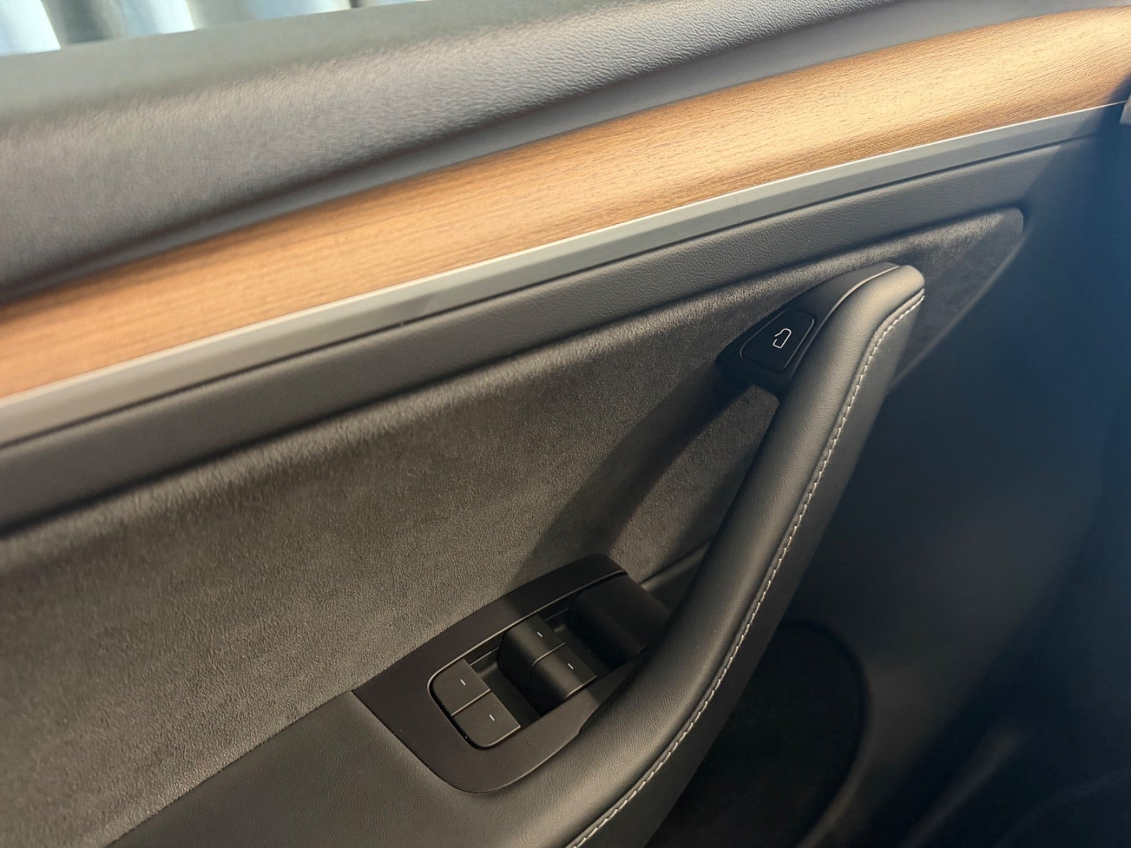 Hvid Tesla Model Y fra 2023