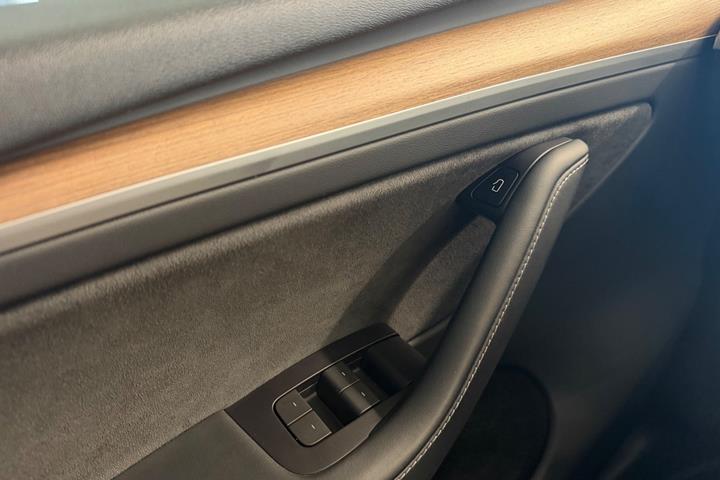 Hvid Tesla Model Y fra 2023
