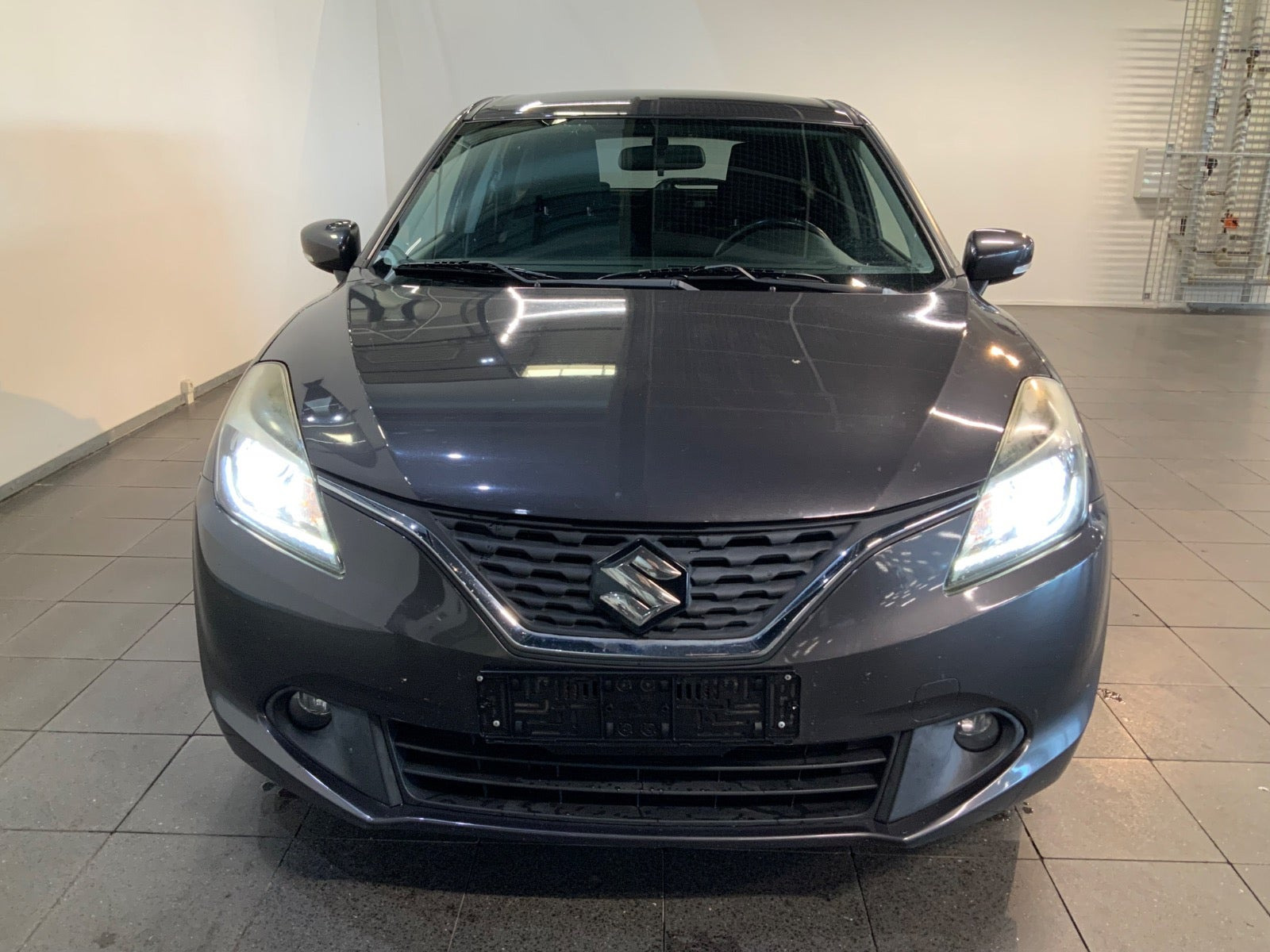 Grå Suzuki Baleno fra 2016