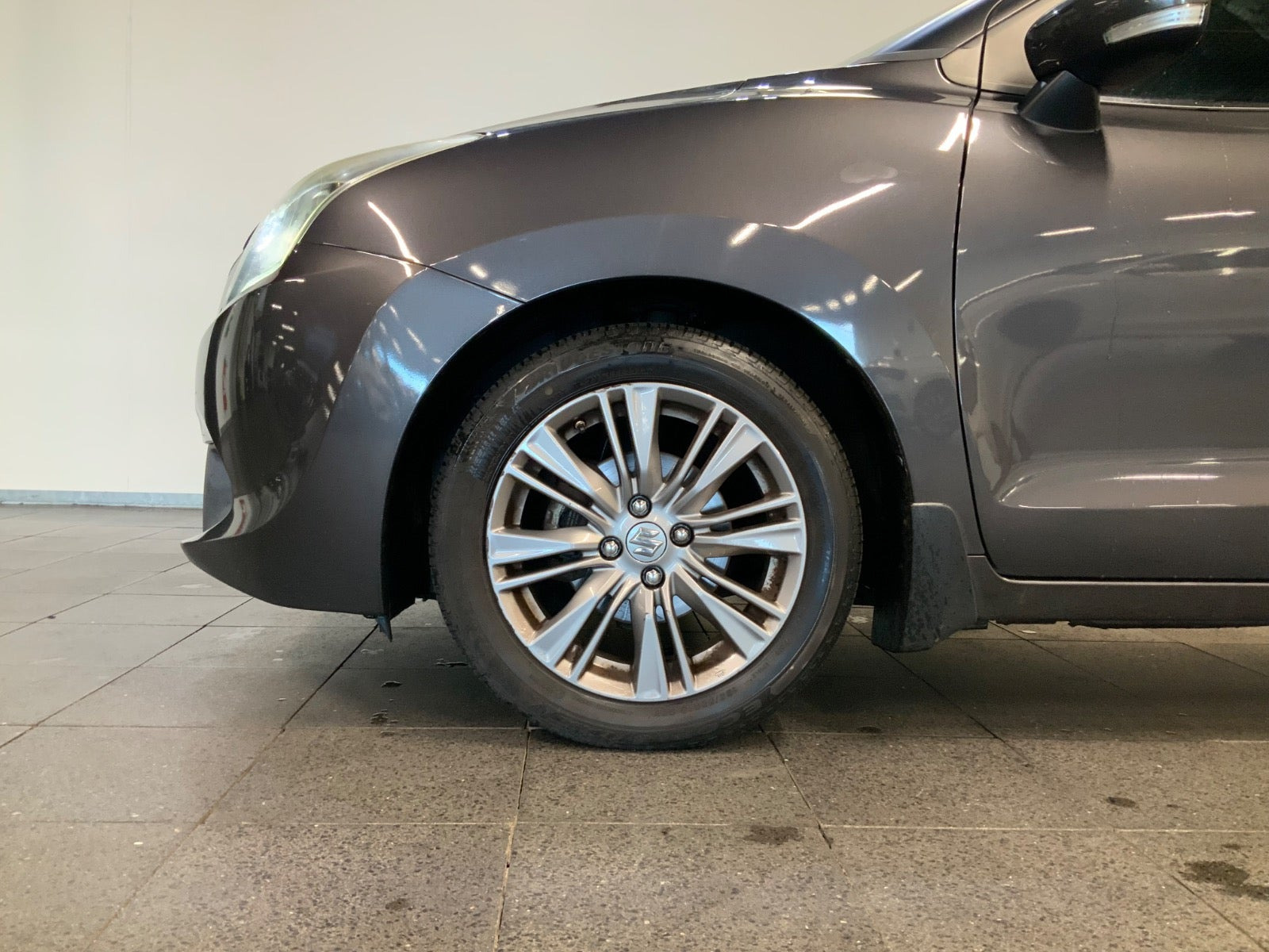 Grå Suzuki Baleno fra 2016