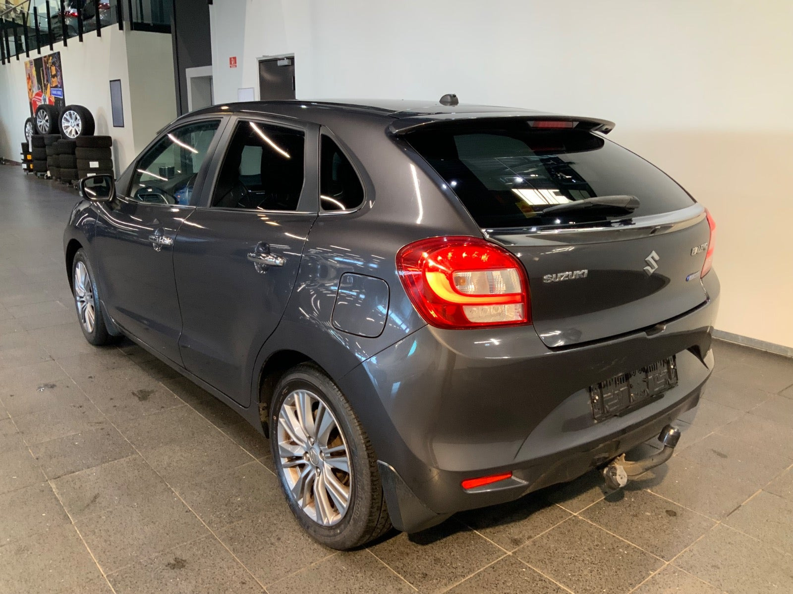 Grå Suzuki Baleno fra 2016
