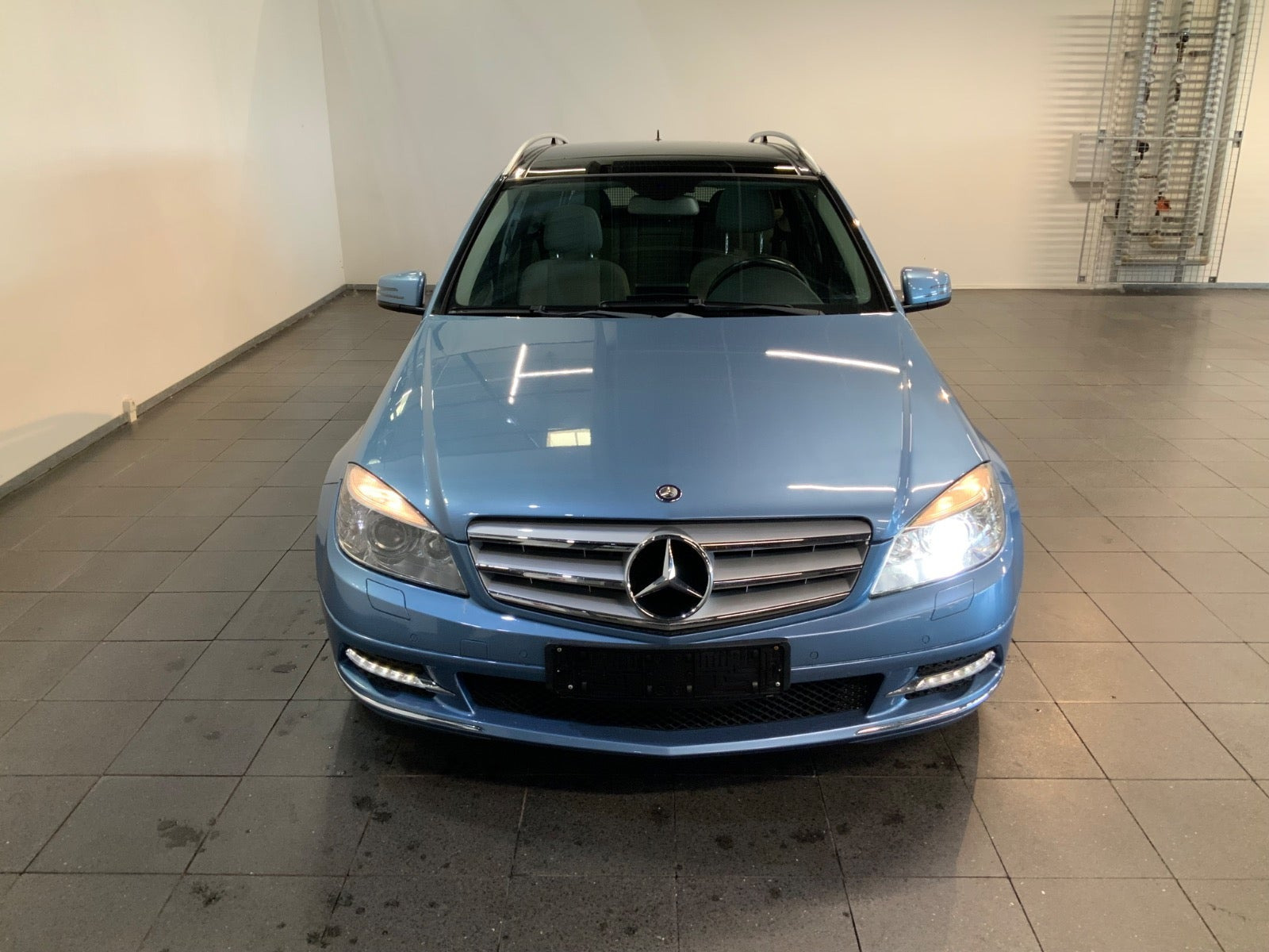 Blå Mercedes C350 fra 2010