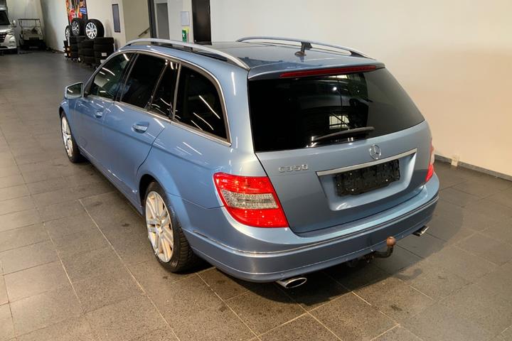 Blå Mercedes C350 fra 2010