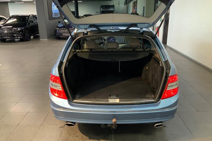 Blå Mercedes C350 fra 2010