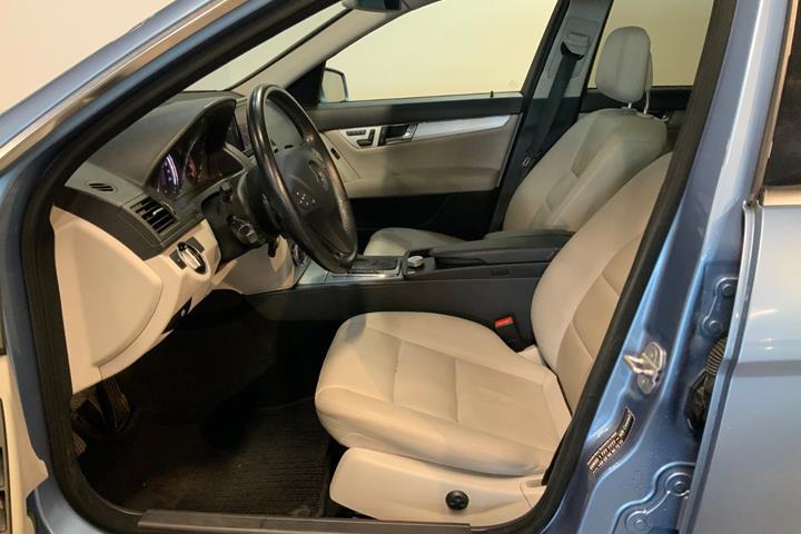 Blå Mercedes C350 fra 2010