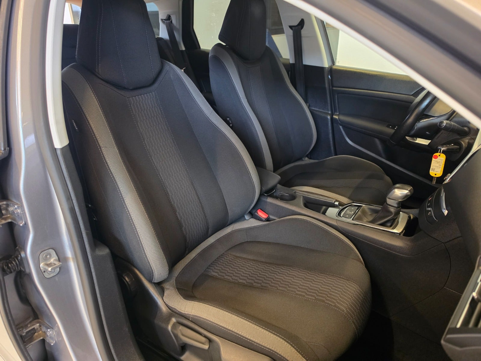 Sølv Peugeot 308 fra 2015