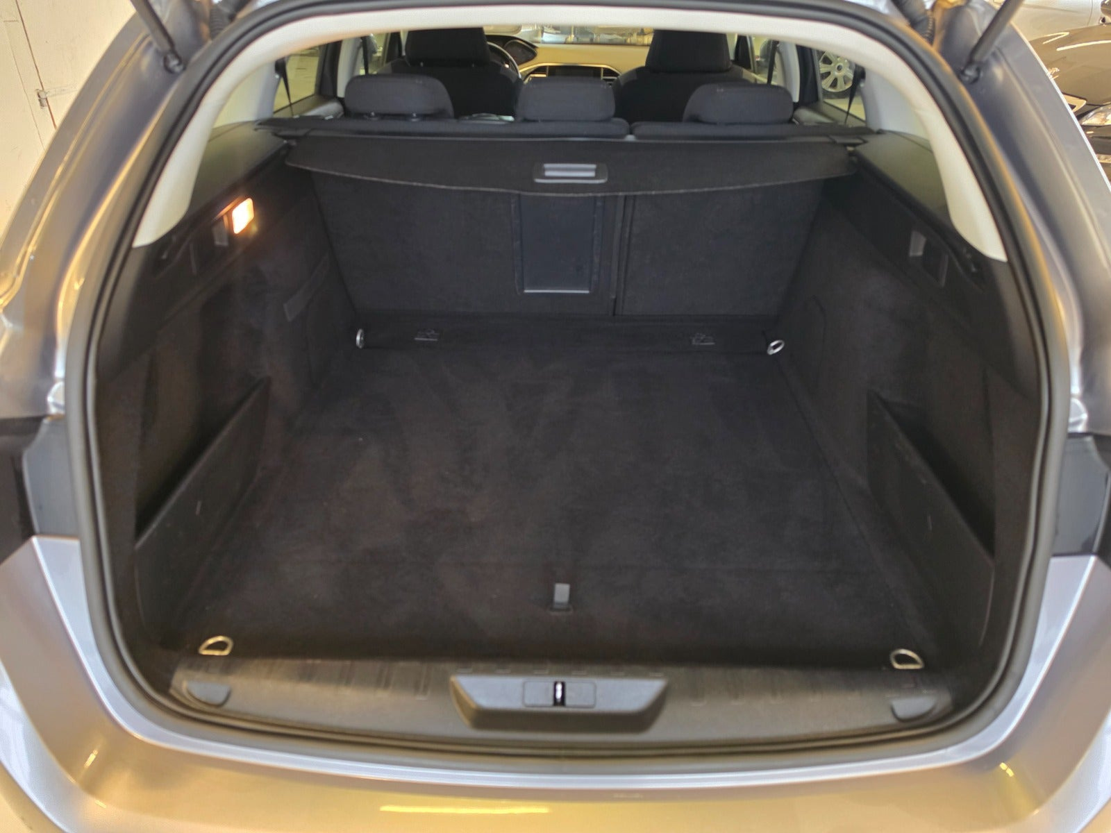 Sølv Peugeot 308 fra 2015