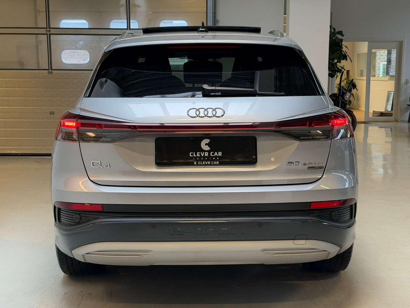 Sølv Audi Q4 e-tron fra 2023