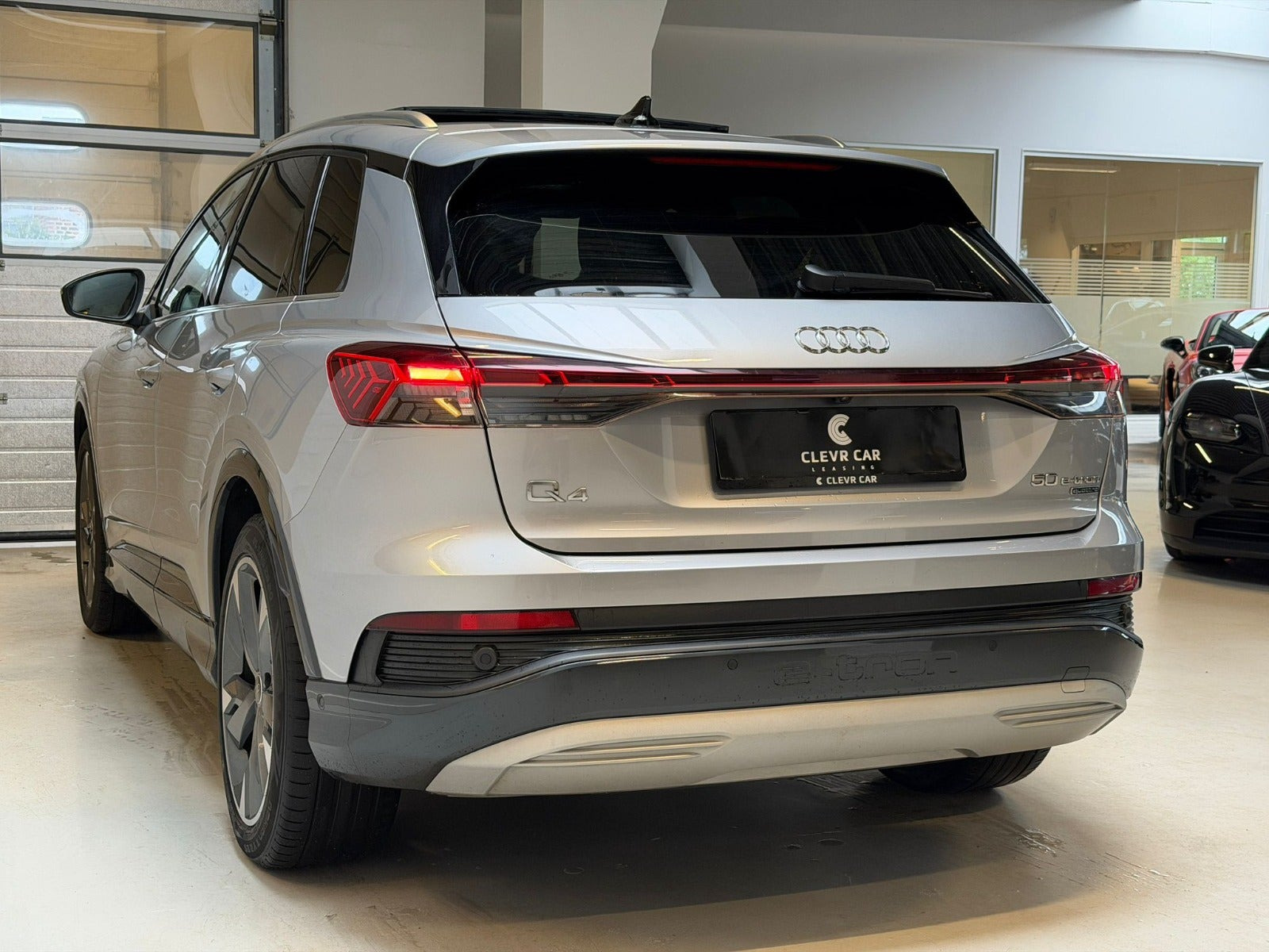 Sølv Audi Q4 e-tron fra 2023
