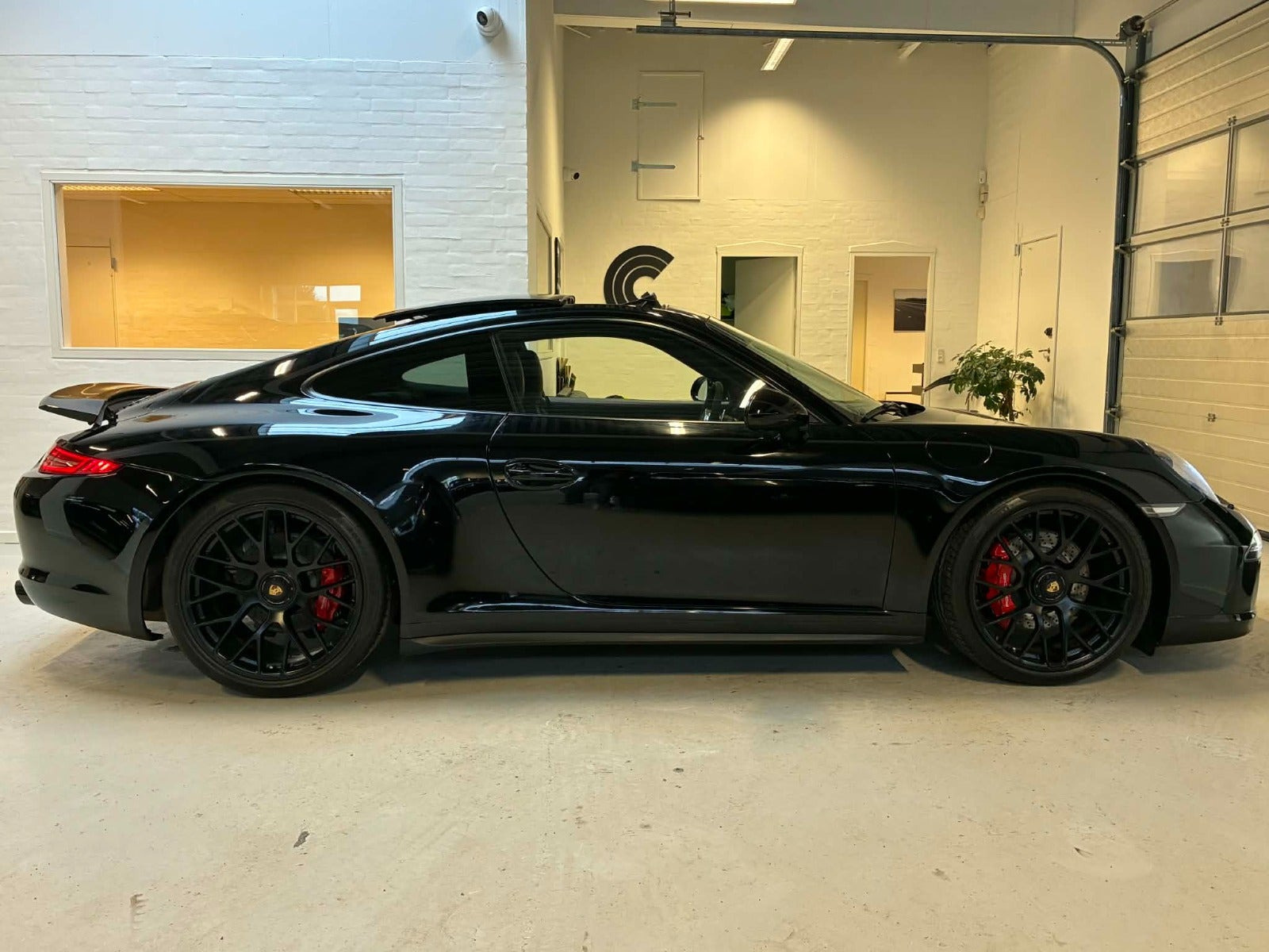 Sort Porsche 911 Carrera GTS fra 2015