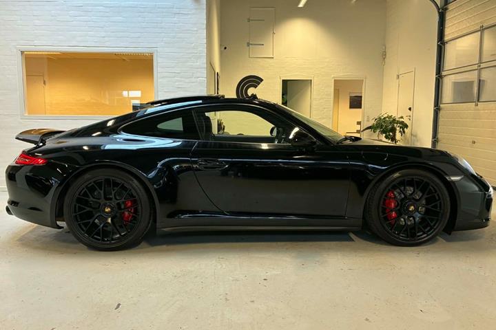Sort Porsche 911 Carrera GTS fra 2015