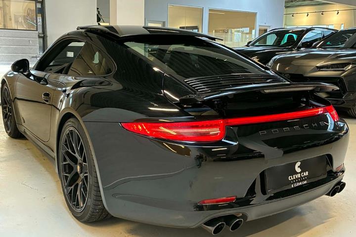 Sort Porsche 911 Carrera GTS fra 2015