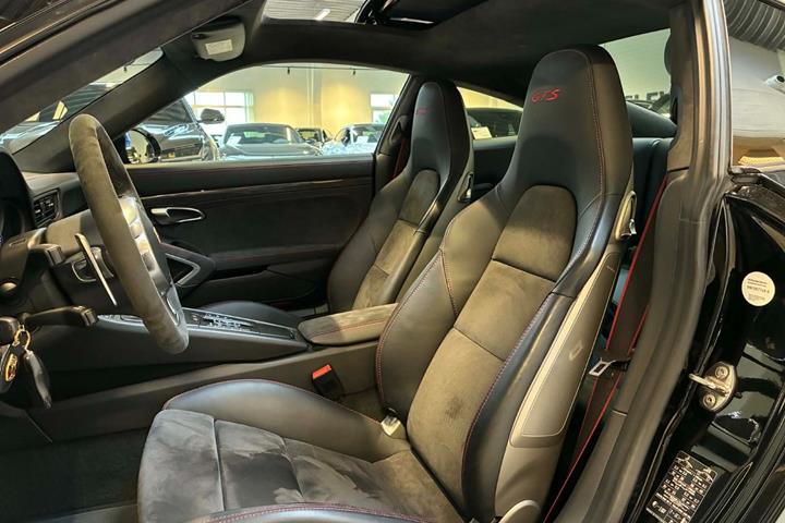 Sort Porsche 911 Carrera GTS fra 2015