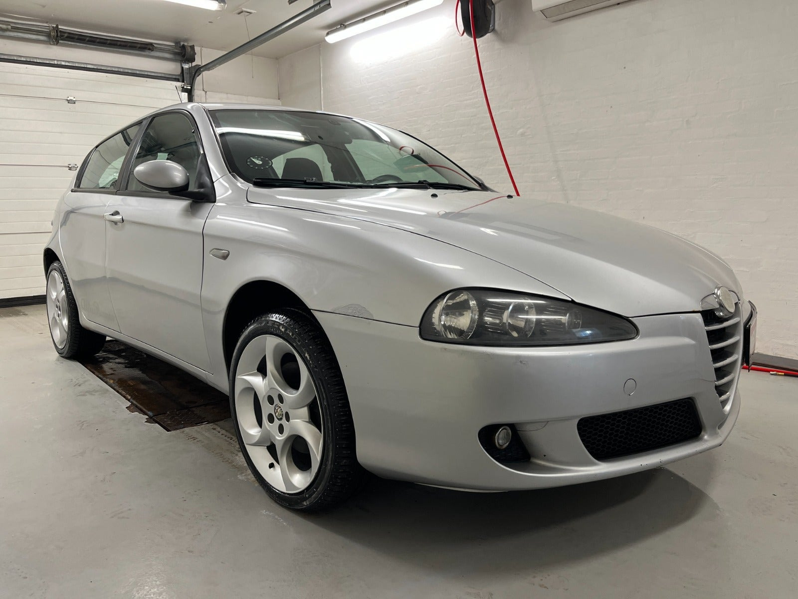 Sølv Alfa Romeo 147 fra 2005