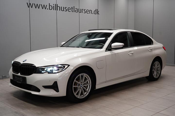 Hvid BMW 330e fra 2019