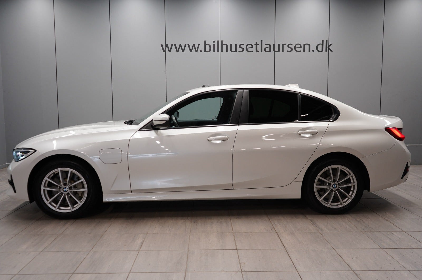Hvid BMW 330e fra 2019