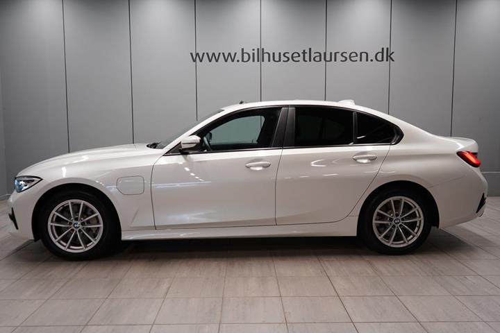 Hvid BMW 330e fra 2019