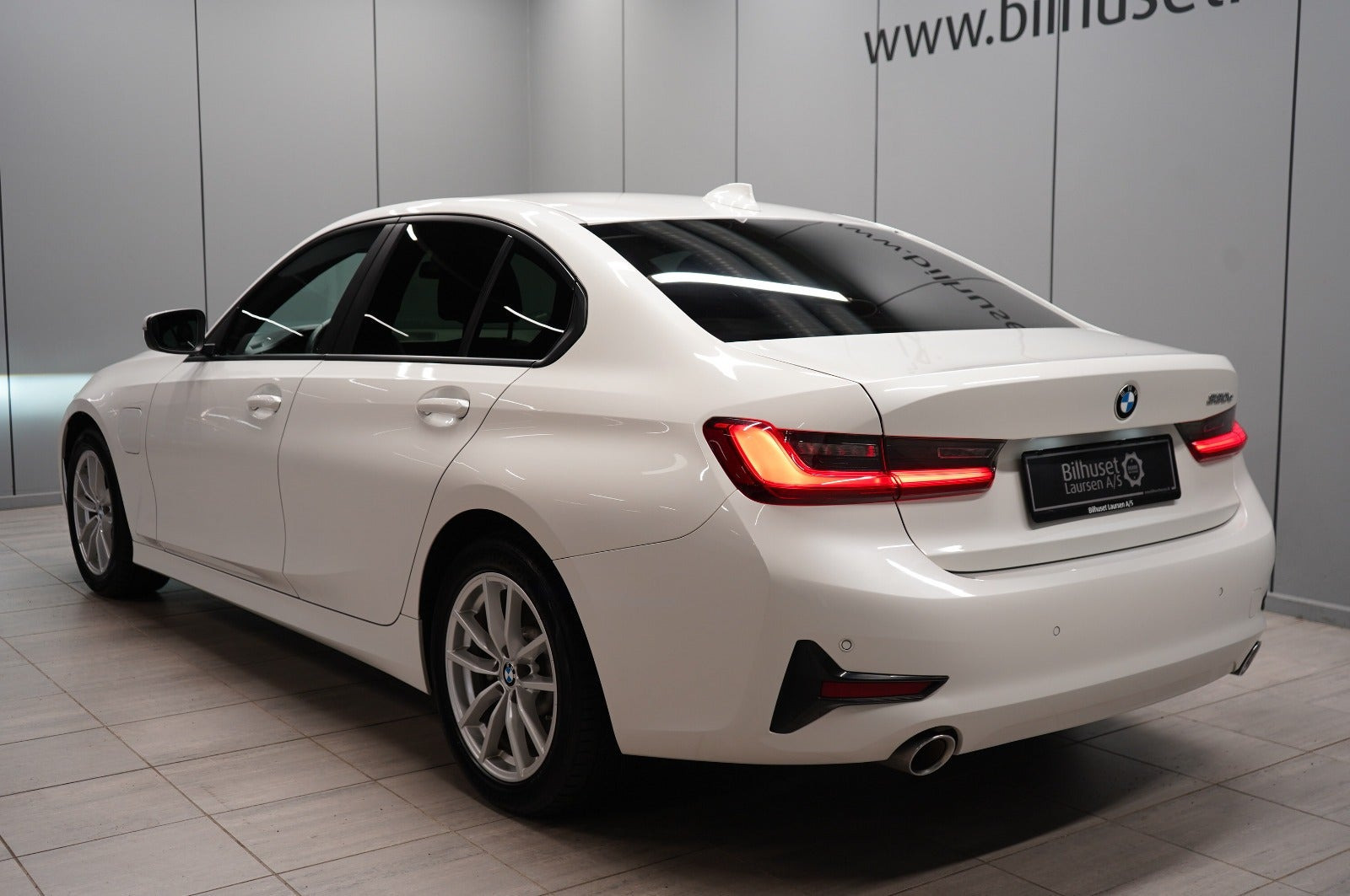 Hvid BMW 330e fra 2019