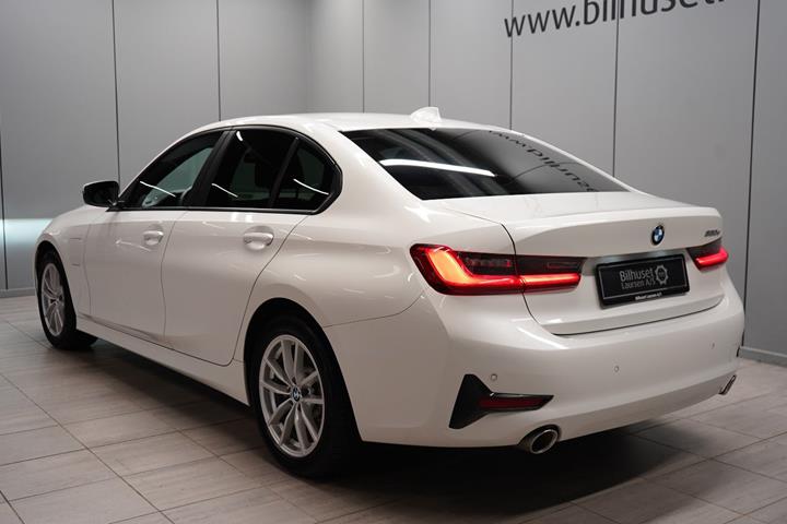 Hvid BMW 330e fra 2019