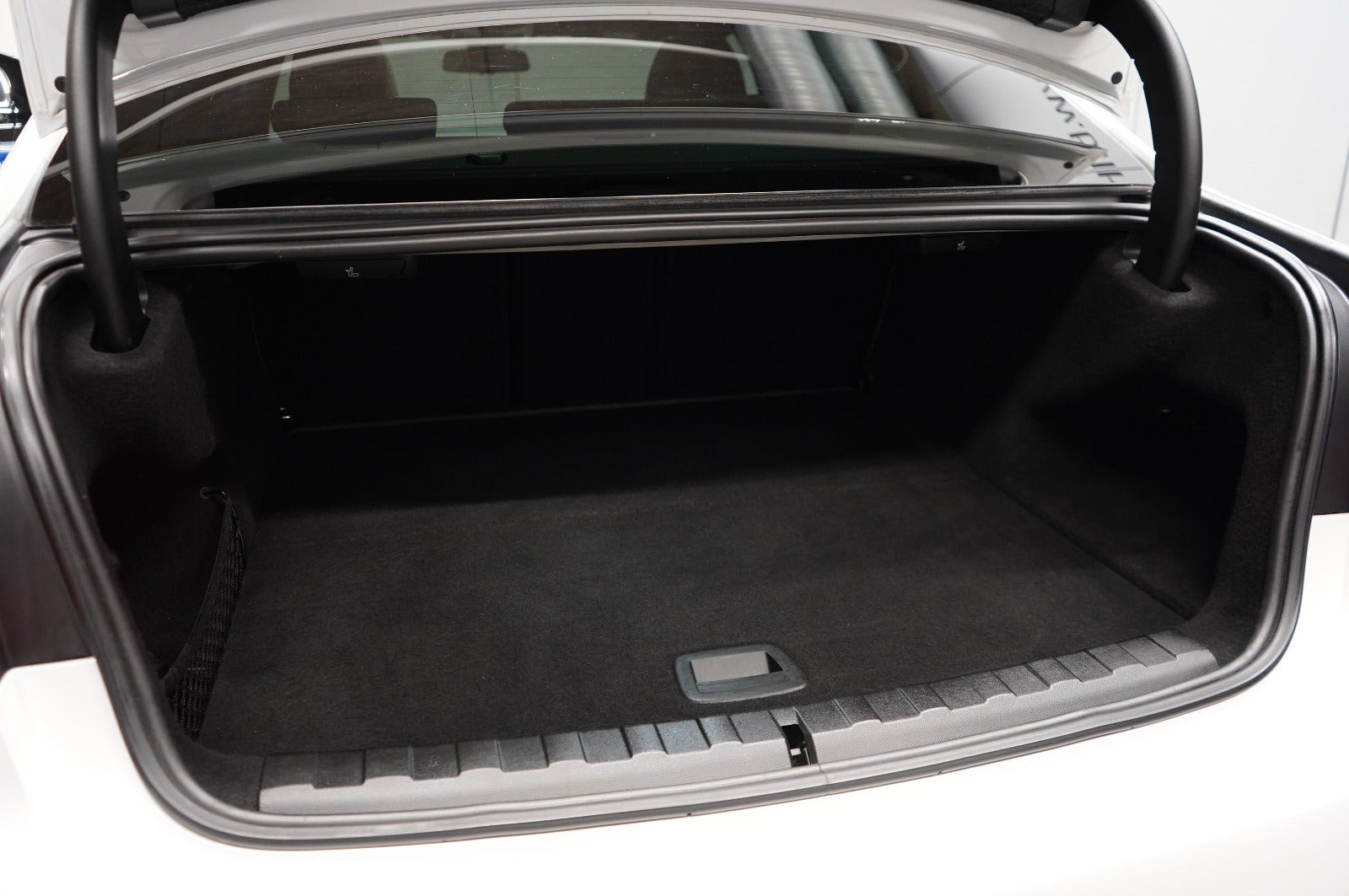 Hvid BMW 330e fra 2019