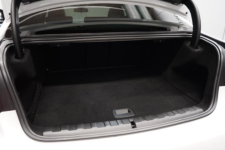 Hvid BMW 330e fra 2019