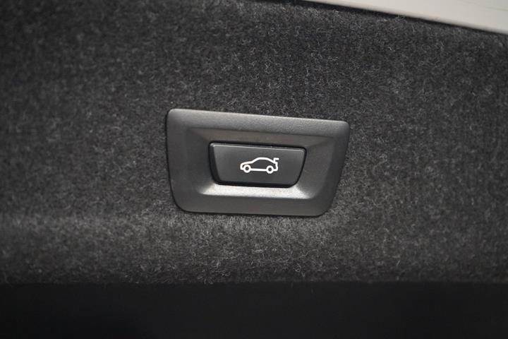 Hvid BMW 330e fra 2019