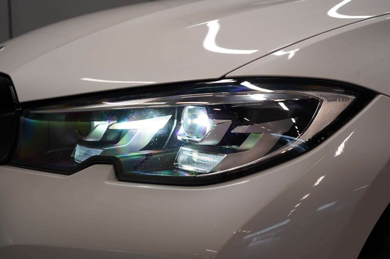 Hvid BMW 330e fra 2019
