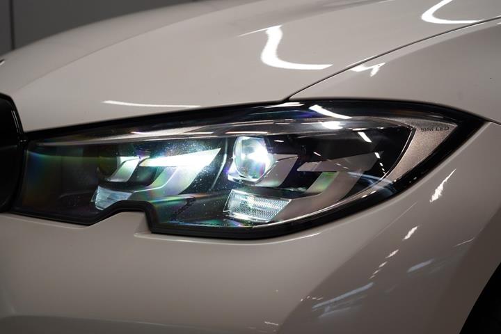 Hvid BMW 330e fra 2019