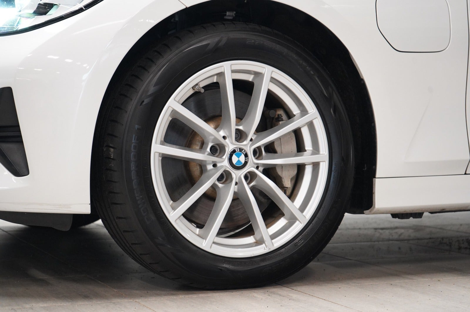 Hvid BMW 330e fra 2019