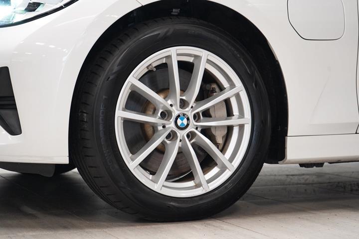 Hvid BMW 330e fra 2019