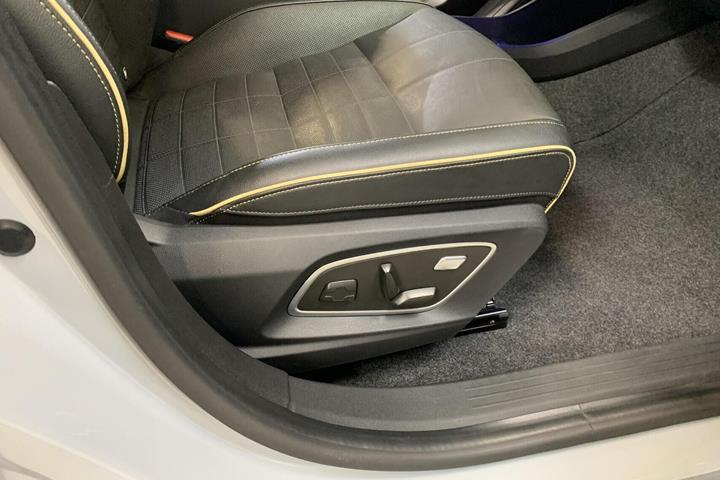 Grå Renault Megane E-Tech fra 2023
