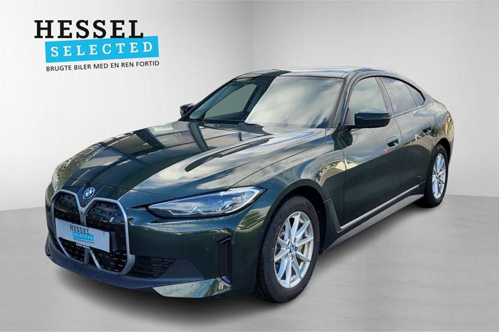 Grøn BMW i4 fra 2022 set udefra