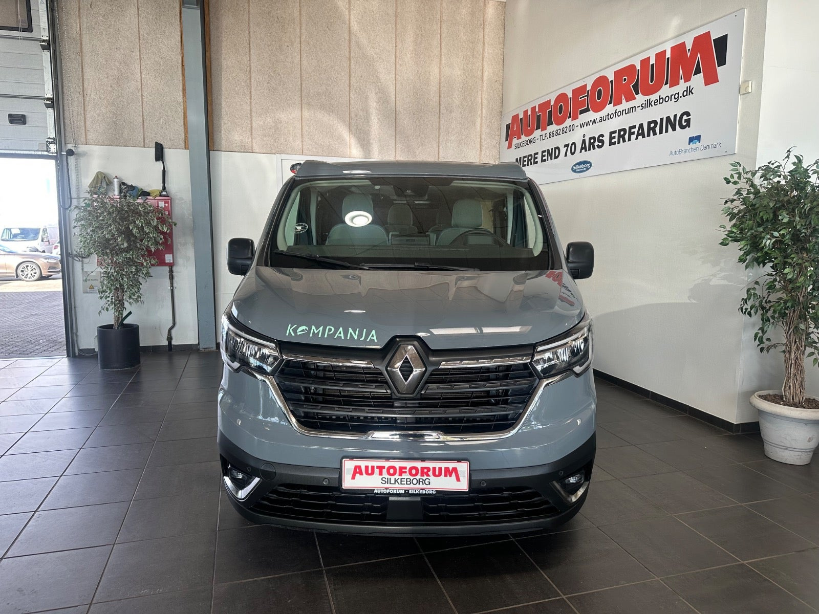 Grå Renault Trafic fra 2023