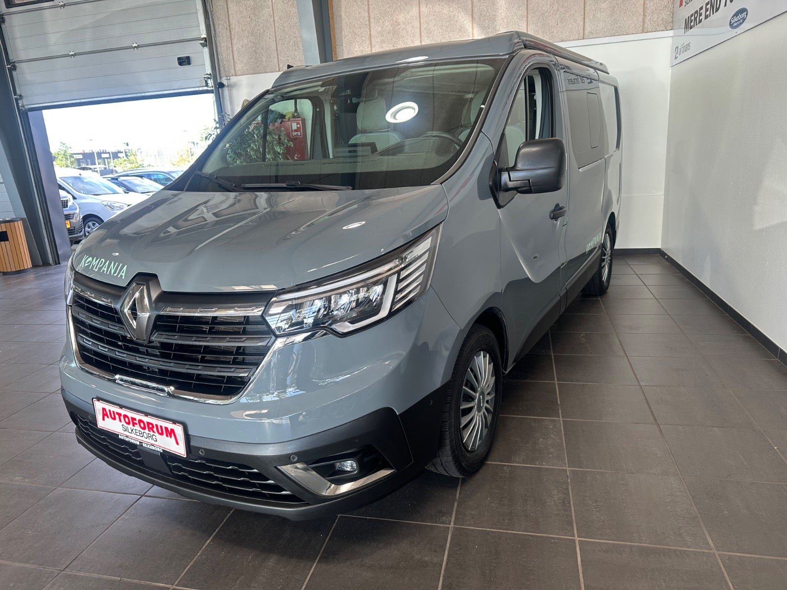 Grå Renault Trafic fra 2023