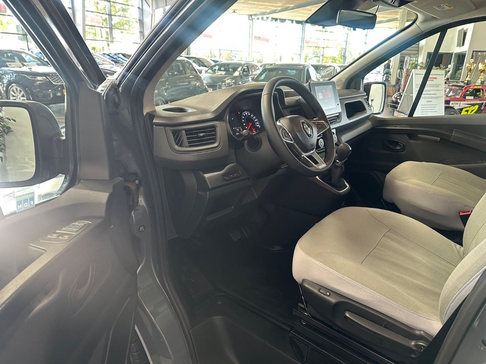 Grå Renault Trafic fra 2023