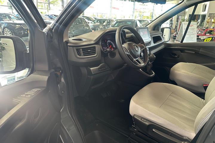 Grå Renault Trafic fra 2023