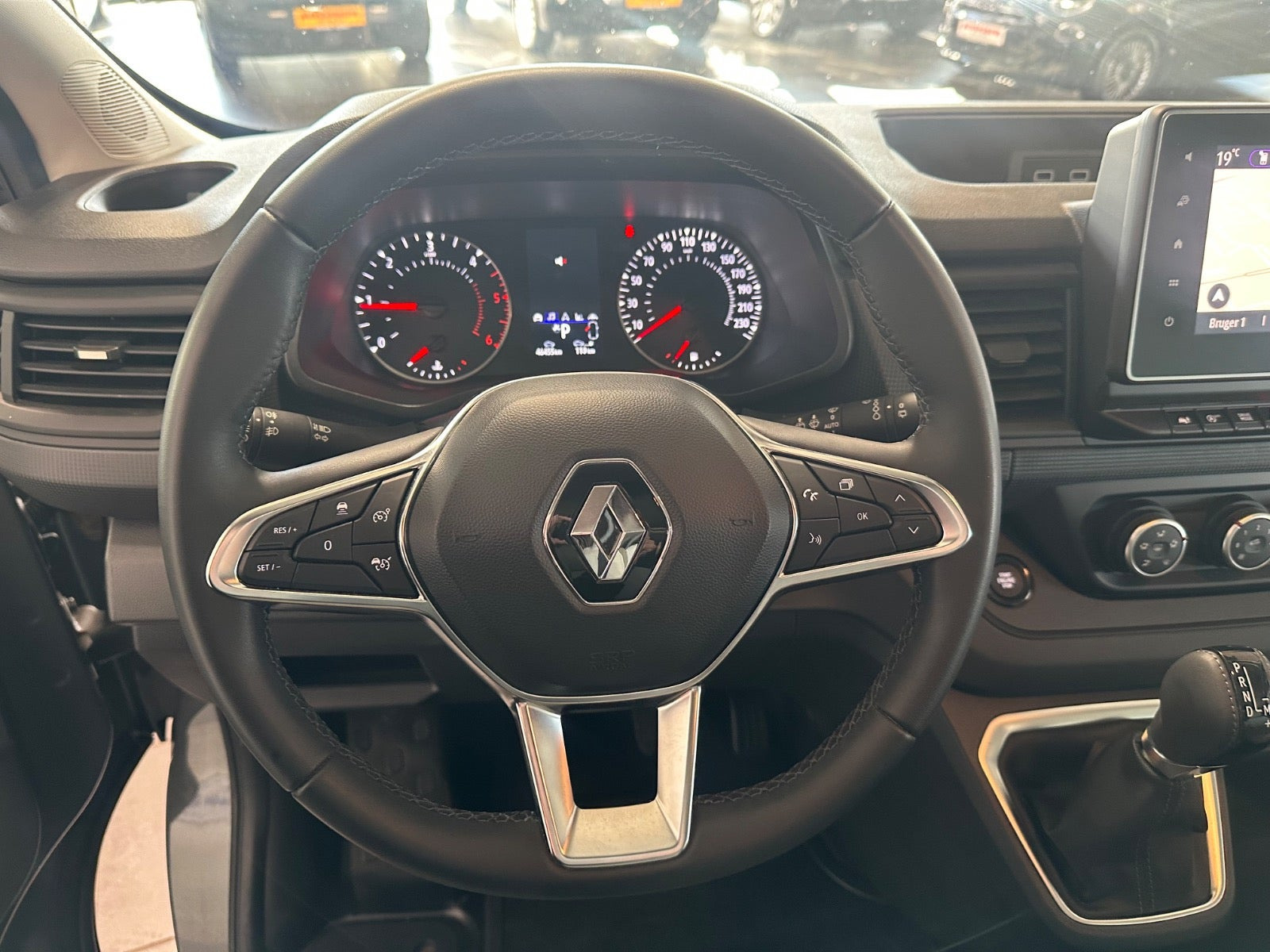 Grå Renault Trafic fra 2023
