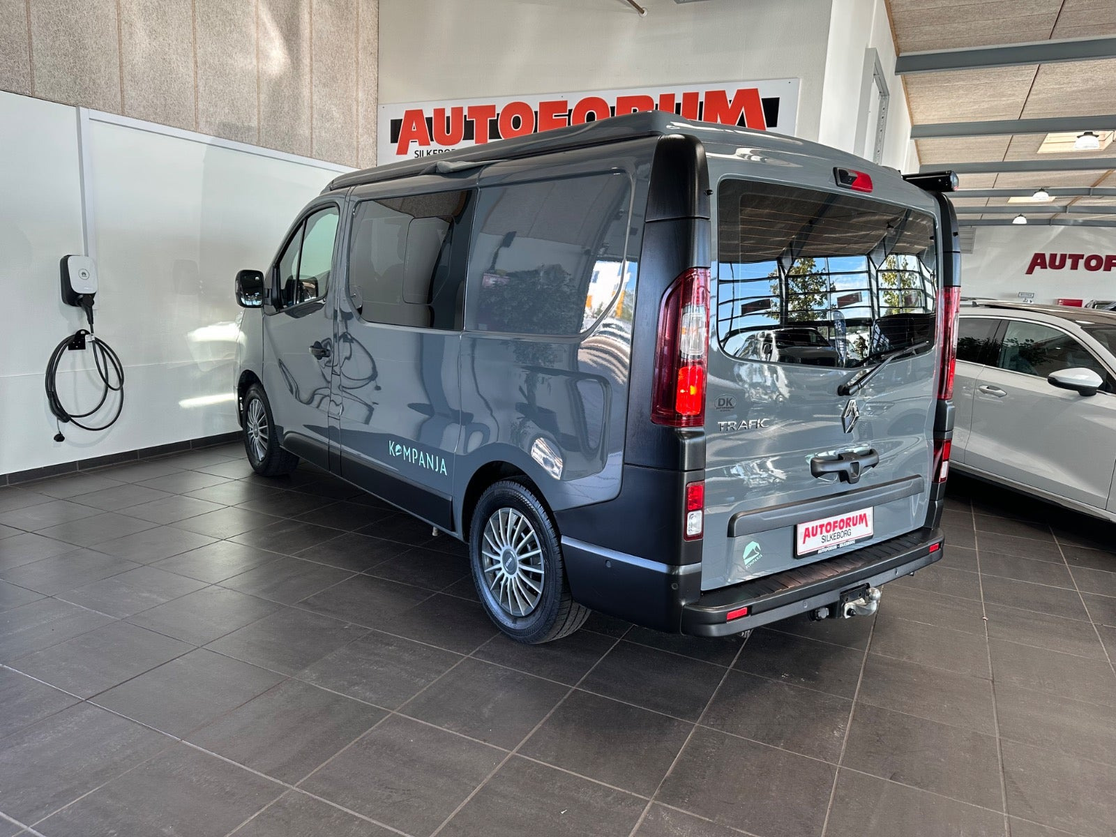 Grå Renault Trafic fra 2023